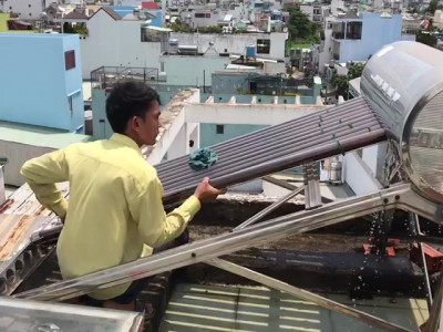 Dịch vụ vệ sinh máy nước nóng năng lượng giá rẽ uy tín tại tphcm