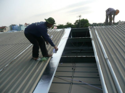 Thợ nhận lợp mái tôn thay mái tôn cũ hỏng tại TPHCM