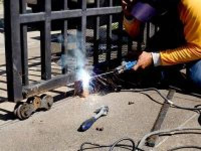 Thợ nhận sửa cửa sắt uy tín giá rẽ tại TPHCM