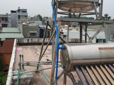 Thợ lưu động sửa chữa máy nước nóng năng lượng tại nhà ở Tân Bình