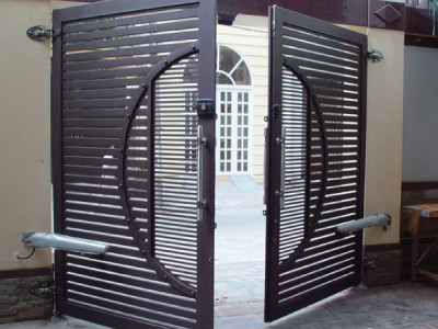 Sửa cửa sắt quận 1, gia công làm cửa sắt giá rẽ tại quận 1 Tphcm