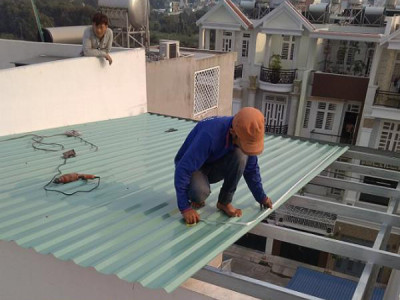 Đội thợ thay tôn chống dột và sửa chữa máng xối tại quận 4 Tphcm
