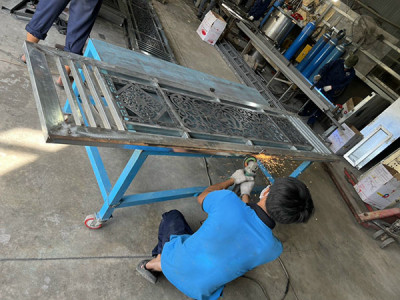 Thợ làm cửa sắt đẹp, gia công cửa sắt theo yêu cầu nhanh chóng