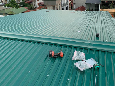 Dịch vụ thay tôn cũ hư hỏng cho nhà cửa công trình