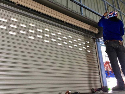 Dịch vụ sửa cửa cuốn tại Bình Chánh, hỗ trợ nhanh 24/7, giá tốt, xử lý triệt để sự cố